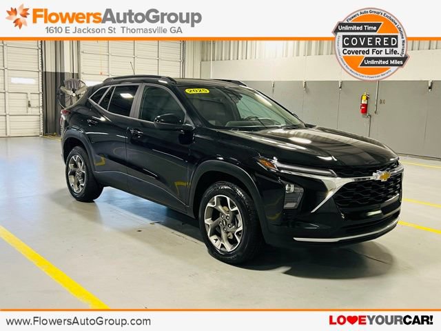 Used 2025 Chevrolet Trax LT FWD image 1