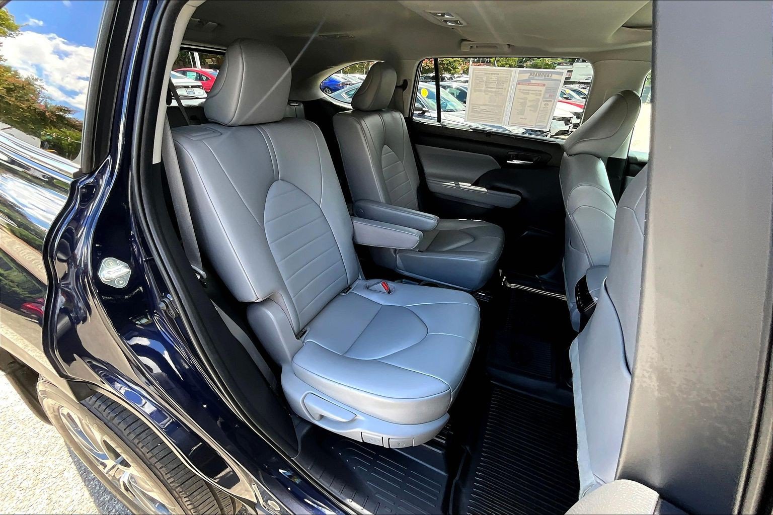 Used 2023 Toyota Highlander XLE AWD/4WD image 29