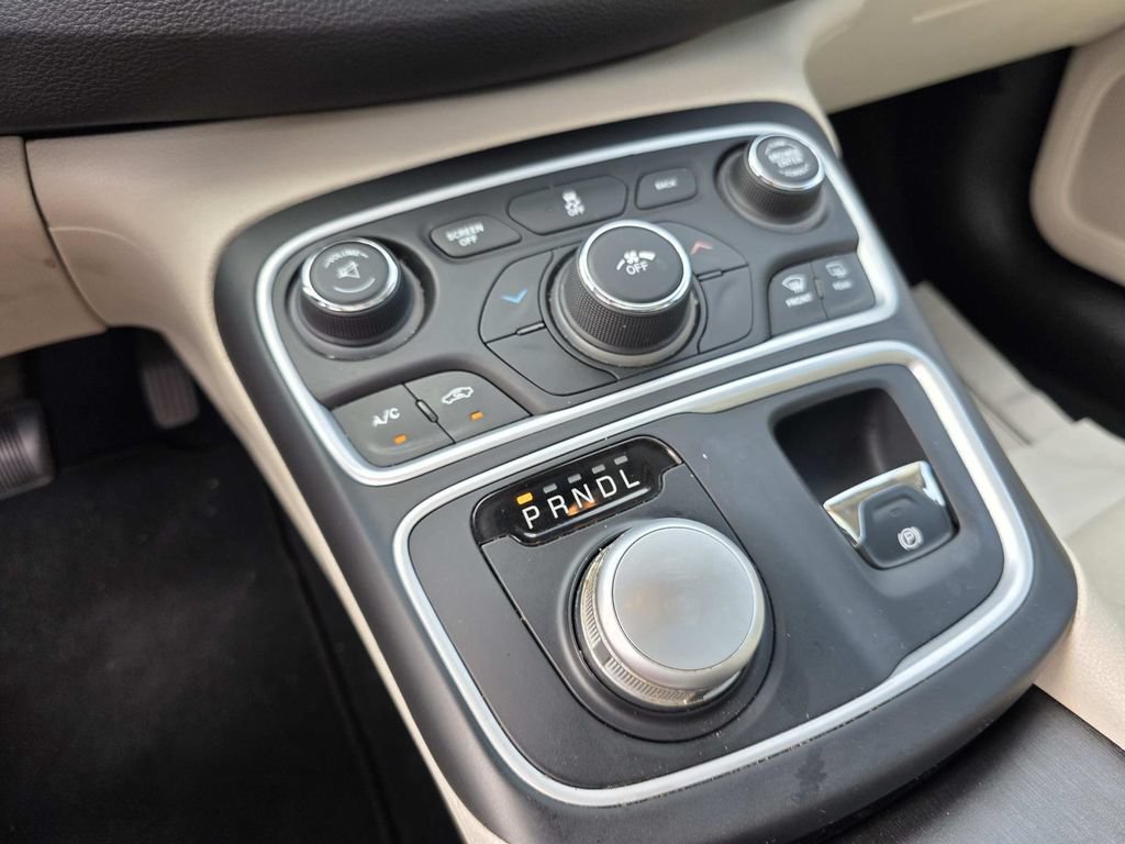 Used 2016 Chrysler 200 Limited w/ Anniversary Edition FWD image 11