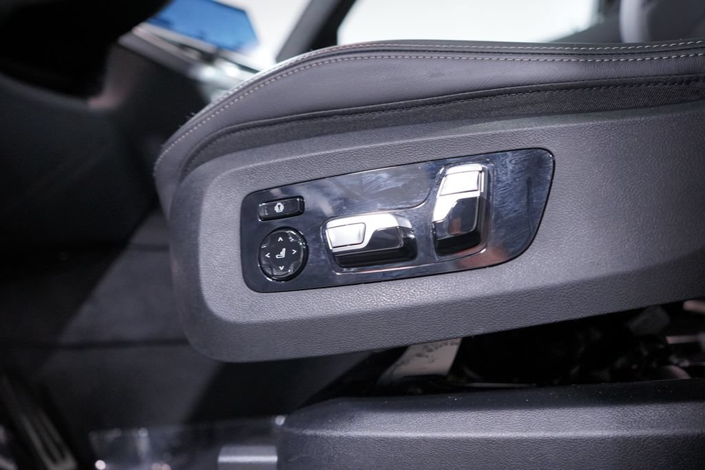 Used 2026 BMW X7 xDrive40i w/ M Sport Package AWD/4WD image 8