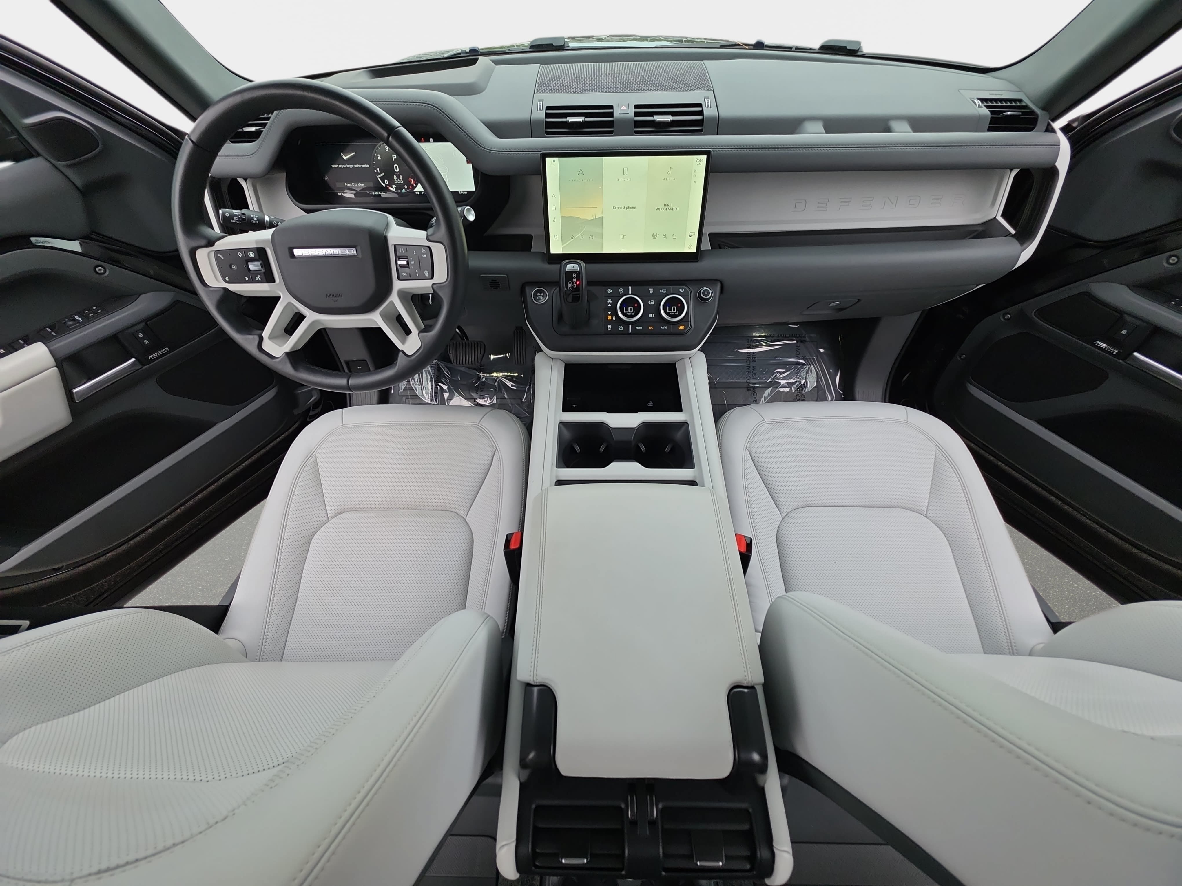 Certified 2025 Land Rover Defender 130 X-Dynamic SE AWD/4WD image 9
