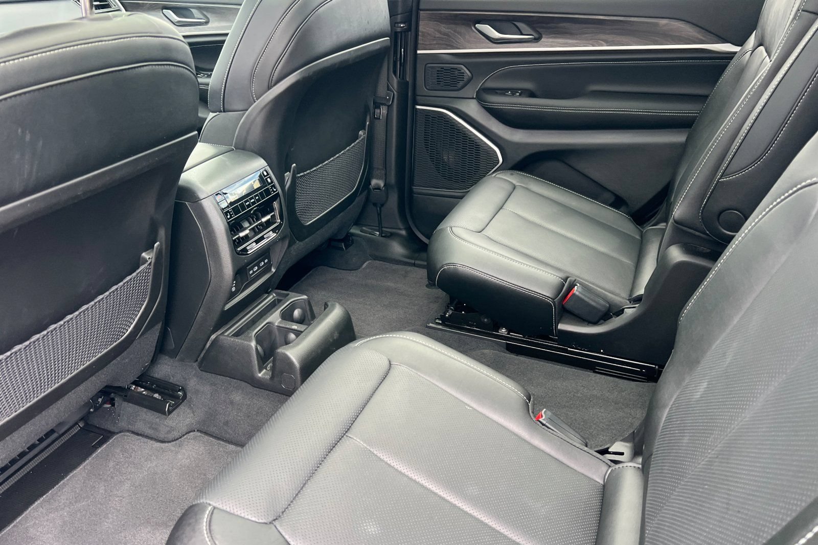 Used 2026 Jeep Grand Cherokee L Limited AWD/4WD image 9