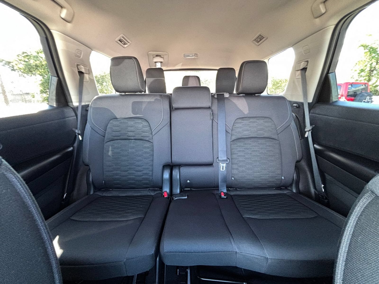 Used 2025 Nissan Pathfinder SV FWD image 41