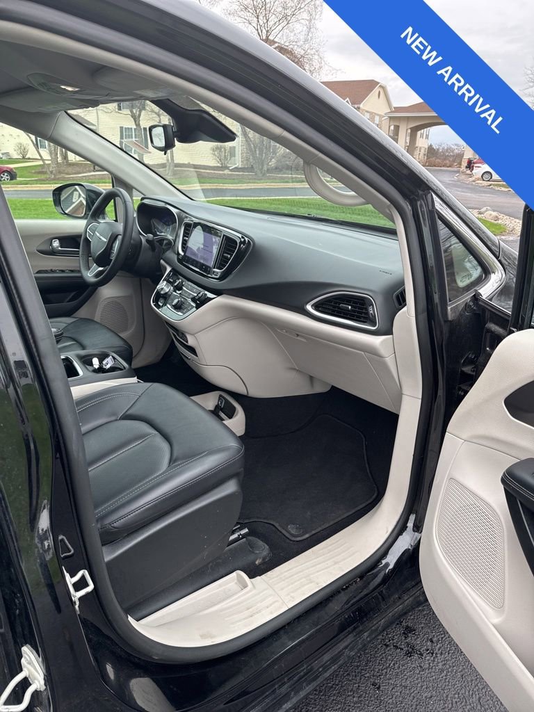 Used 2024 Chrysler Pacifica Touring-L image 16