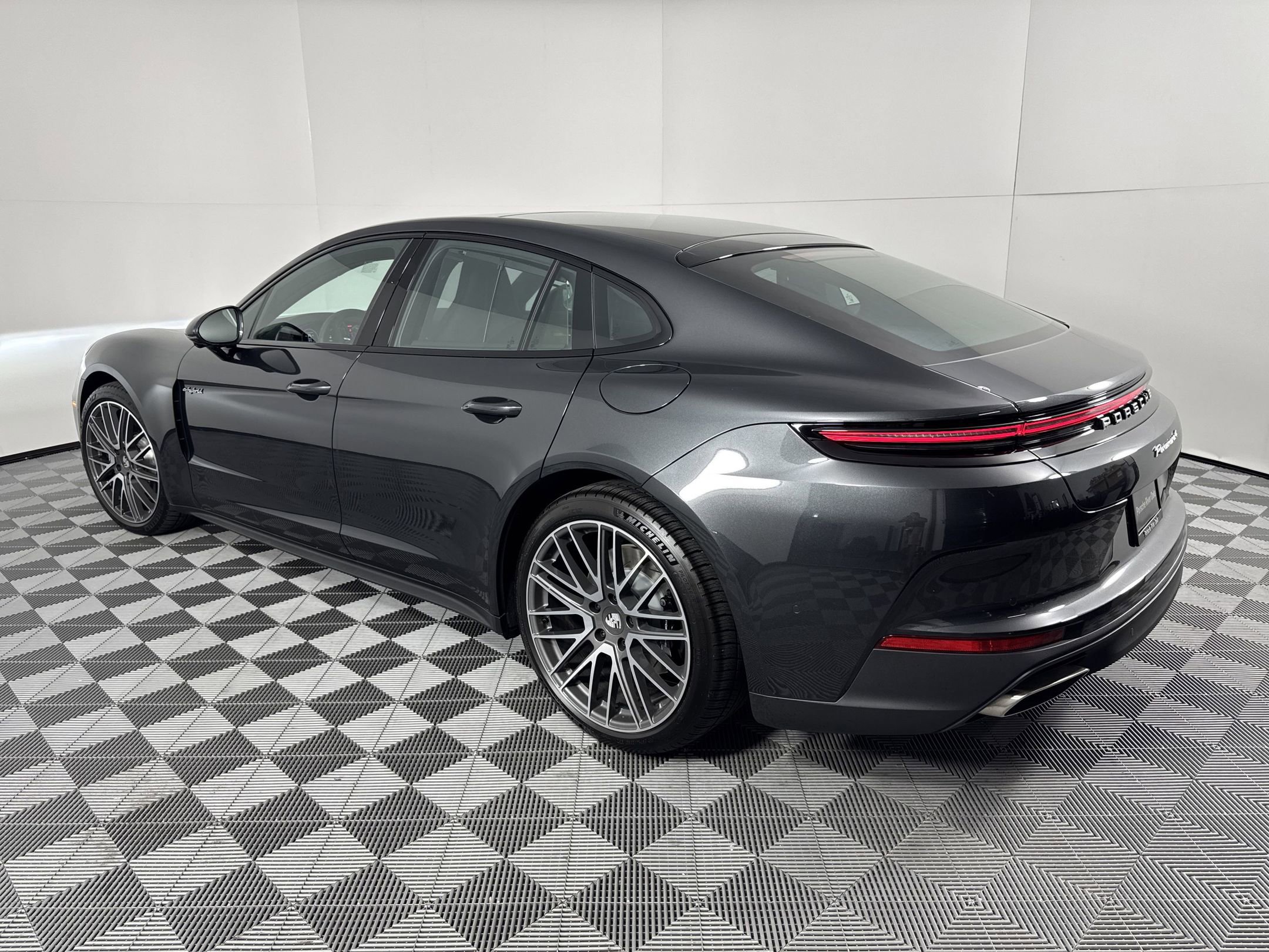 Used 2025 Porsche Panamera 4 image 3