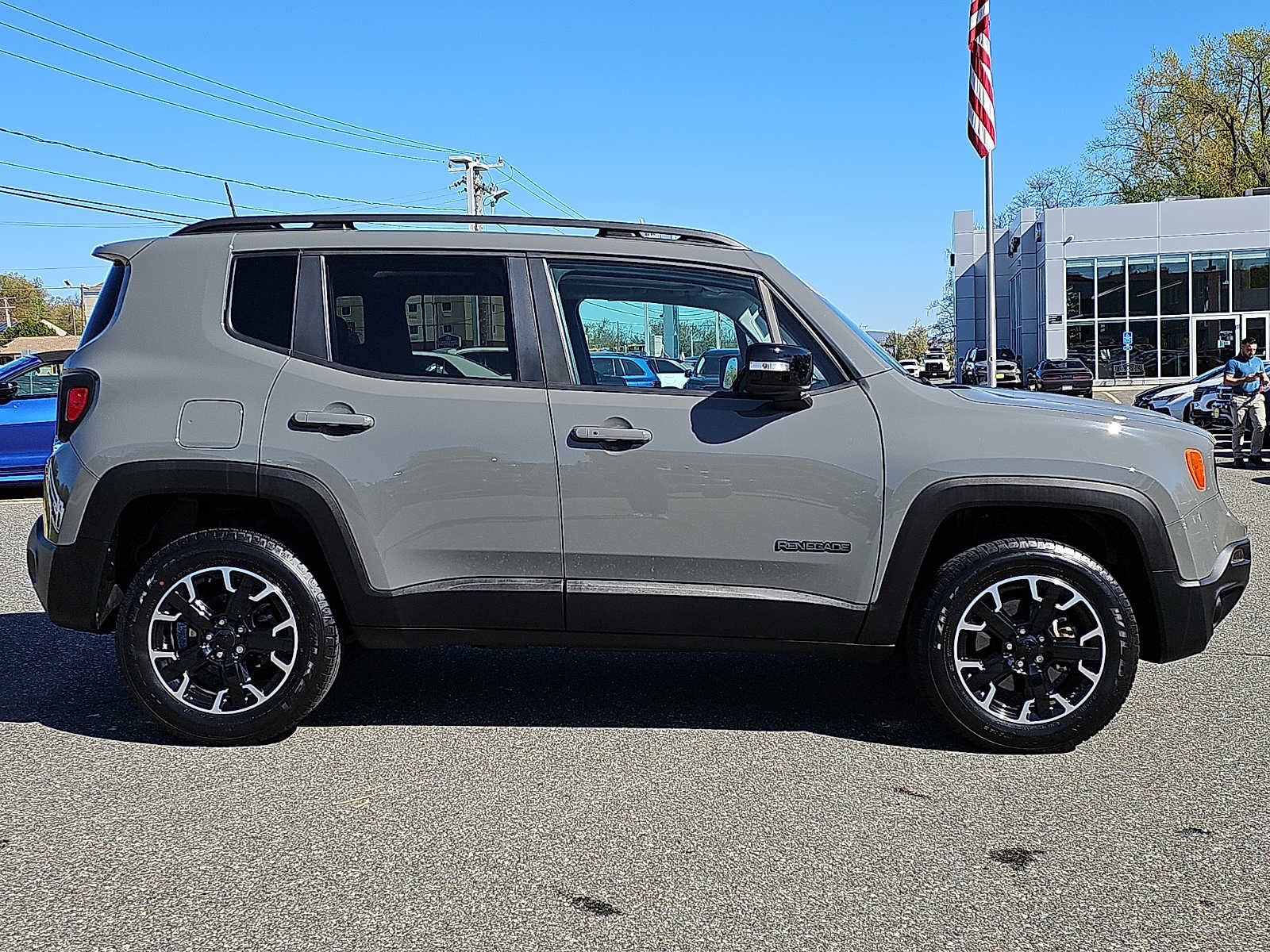 Used 2023 Jeep Renegade Latitude w/ Sun/Sound Group AWD/4WD image 7