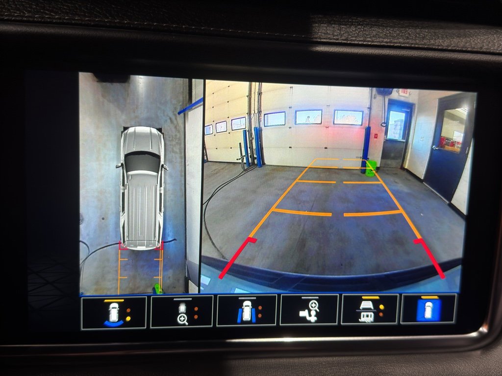 Used 2024 GMC Yukon XL Denali image 30