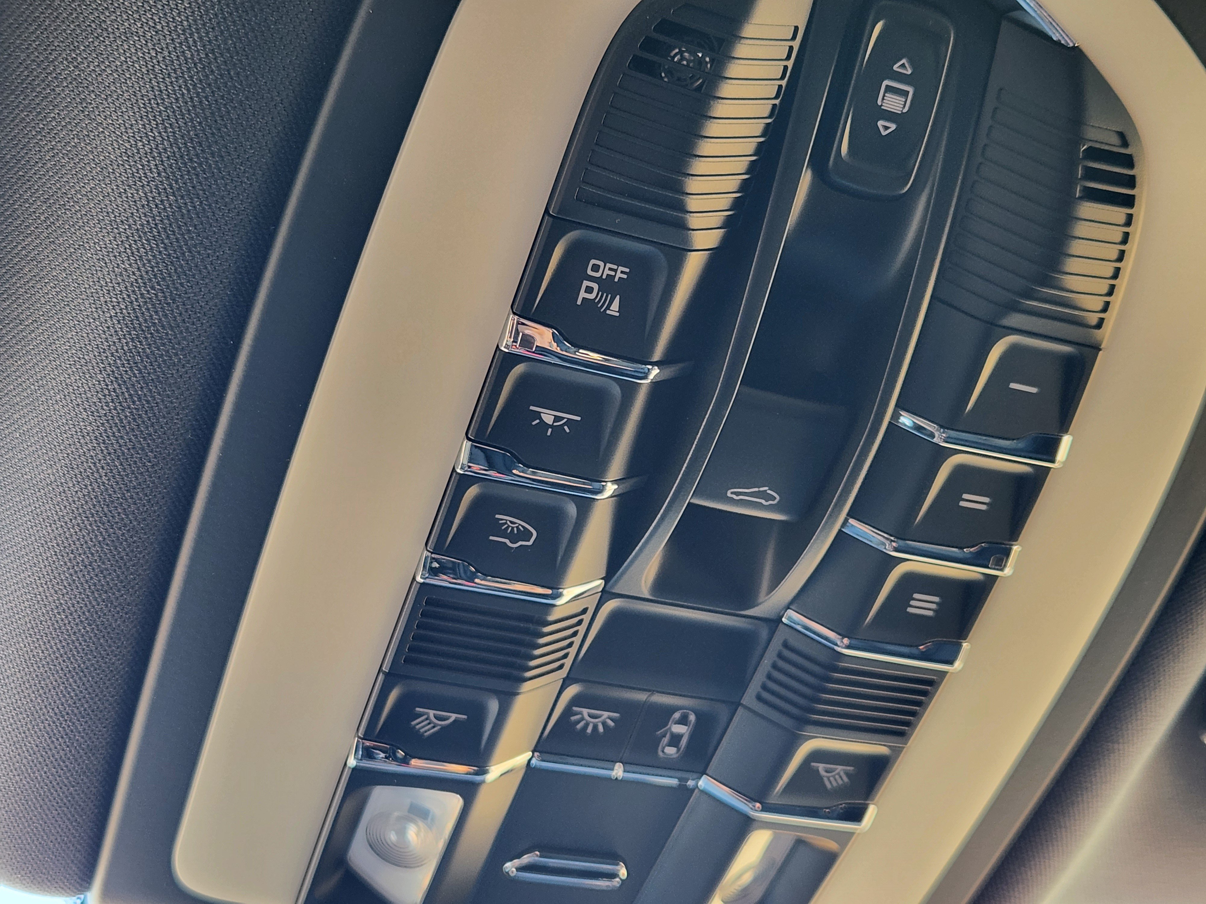 Certified 2026 Porsche Macan AWD/4WD image 25