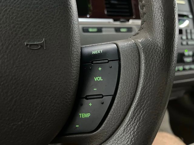 Used 2005 Lincoln Town Car Signature Limited image 40