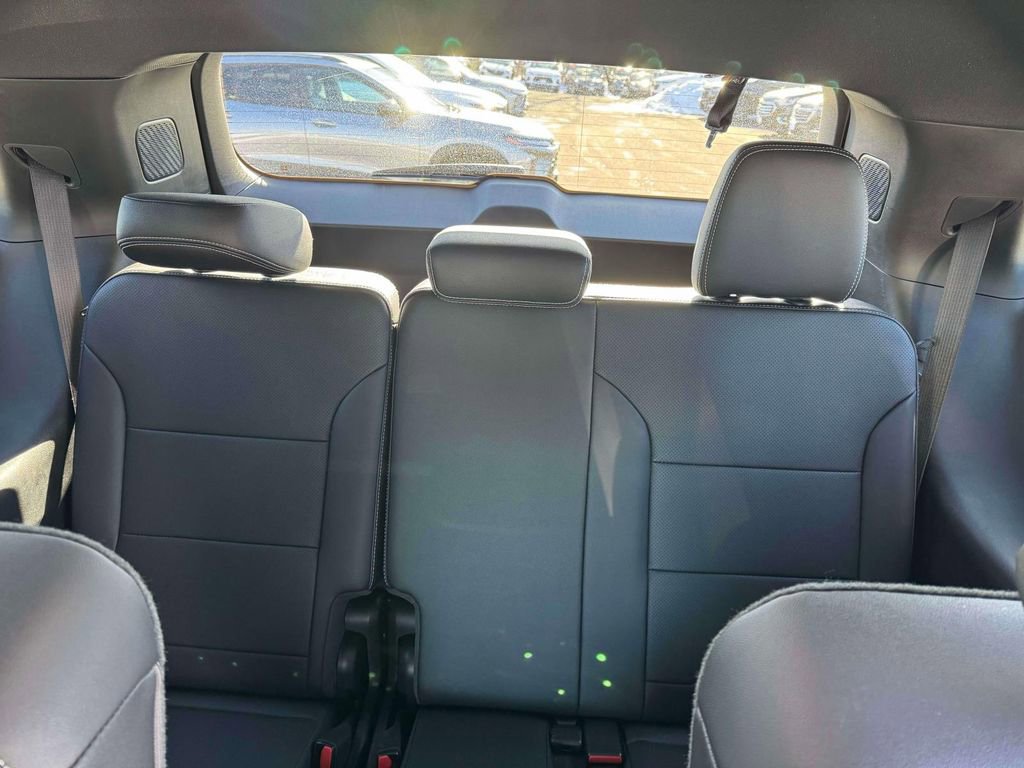 Used 2025 Chevrolet Traverse LT AWD/4WD image 12