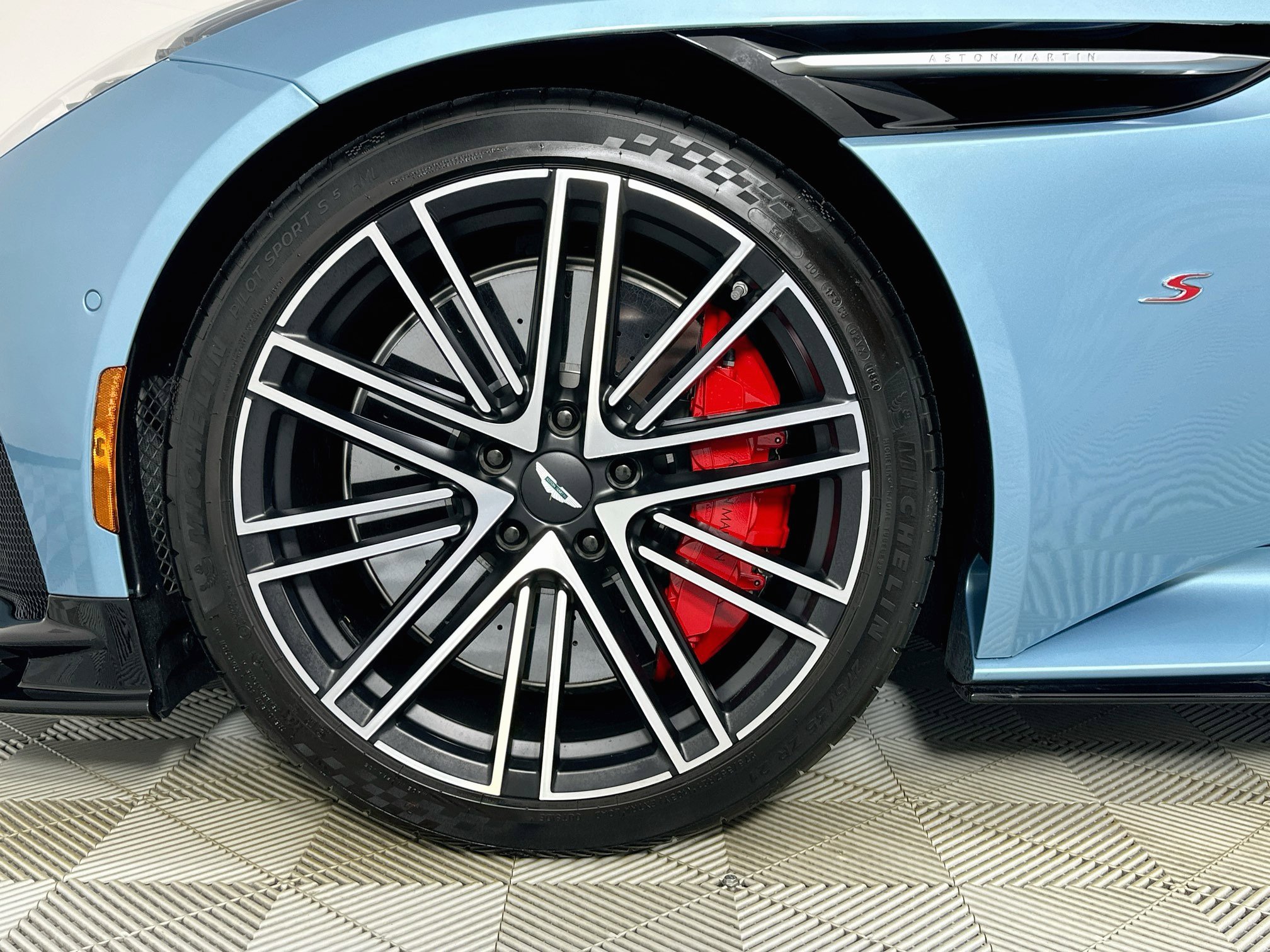 Used 2026 Aston Martin DB12 Convertible RWD image 4