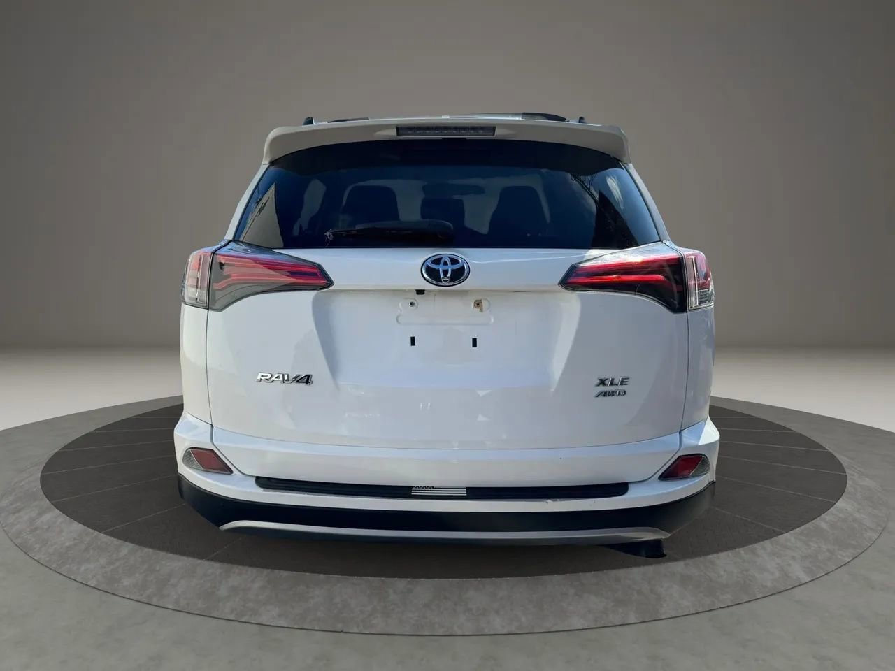 Used 2018 Toyota RAV4 XLE AWD/4WD image 4
