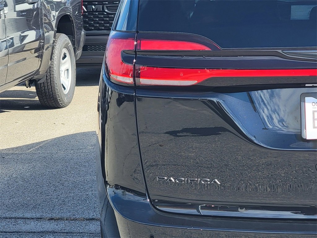 New 2025 Chrysler Pacifica Select w/ Fav Edition Package image 6
