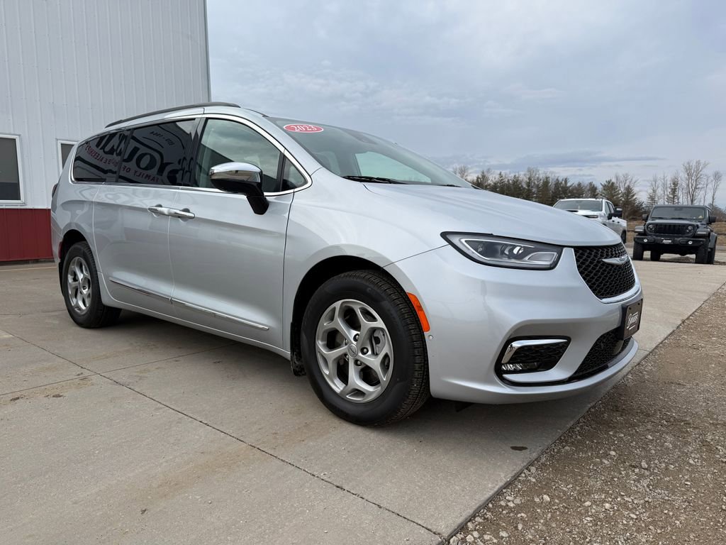 Used 2023 Chrysler Pacifica Limited AWD/4WD image 3