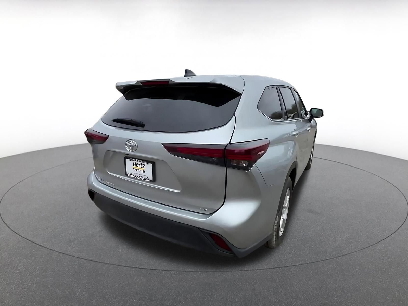 Used 2025 Toyota Highlander LE FWD image 14