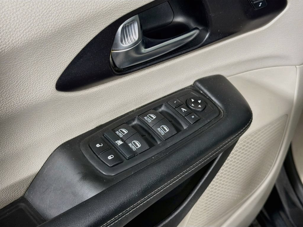 Used 2020 Chrysler Pacifica Limited w/ Advanced Safetytec Group FWD image 18