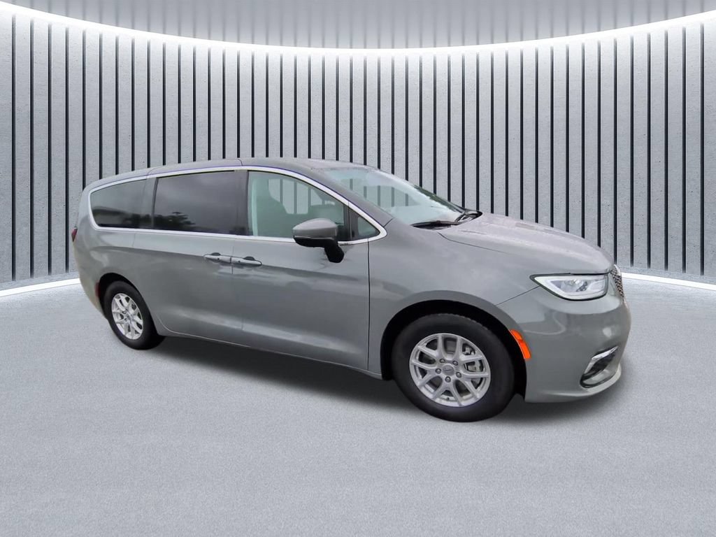 Used 2023 Chrysler Pacifica Touring-L FWD image 17