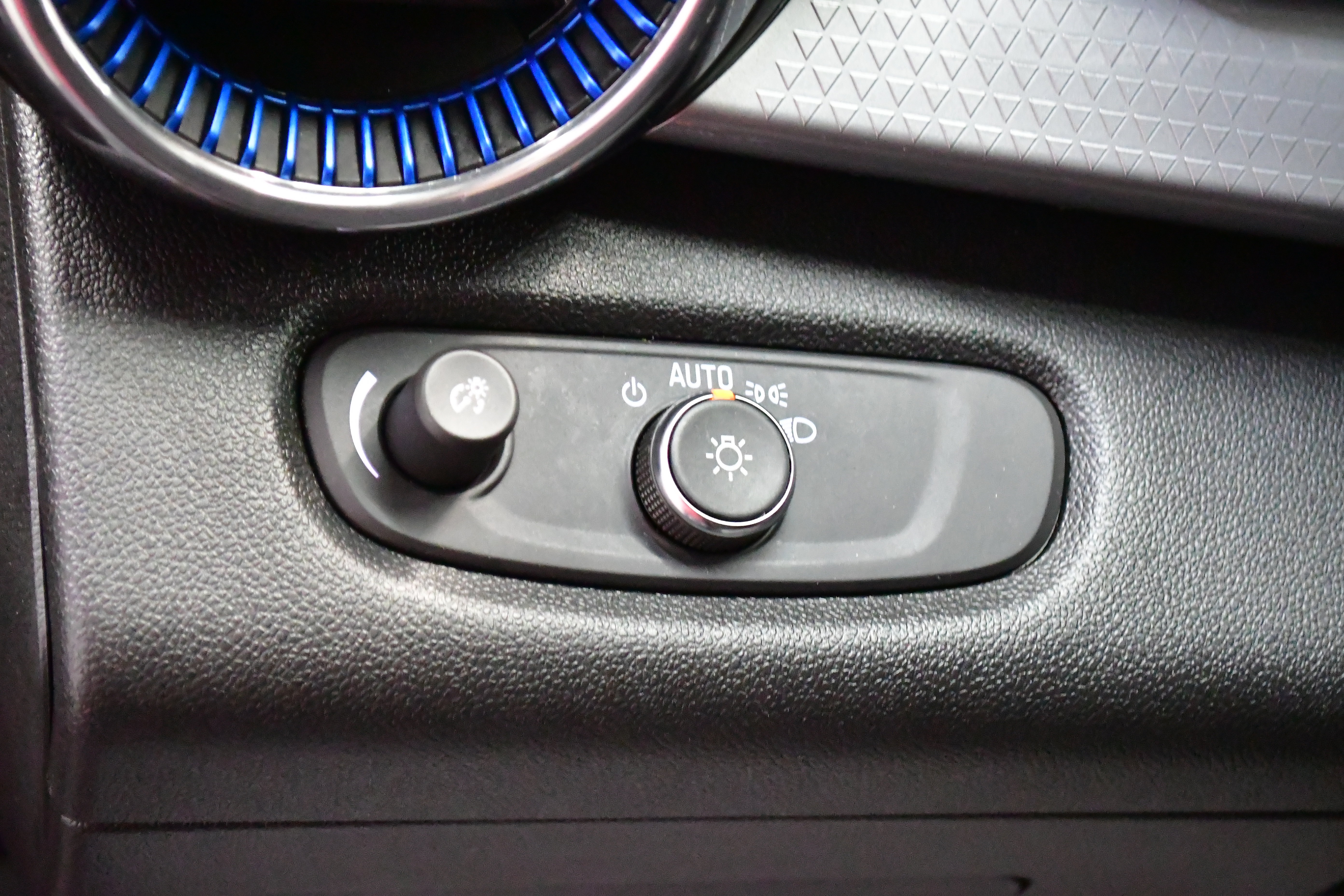 Used 2025 Chevrolet Trax LT w/ LT Convenience Package image 19