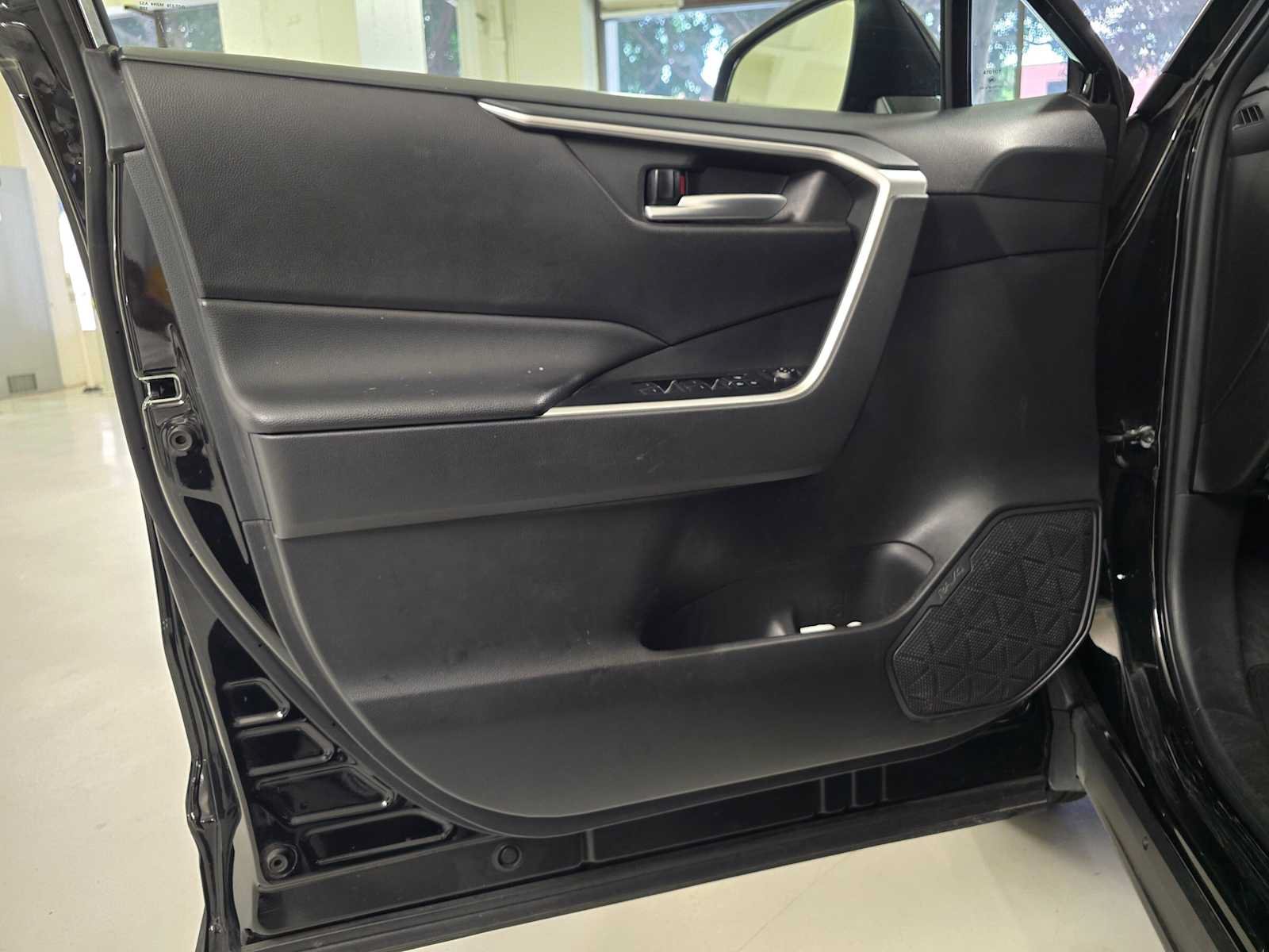Used 2025 Toyota RAV4 XLE AWD/4WD image 18