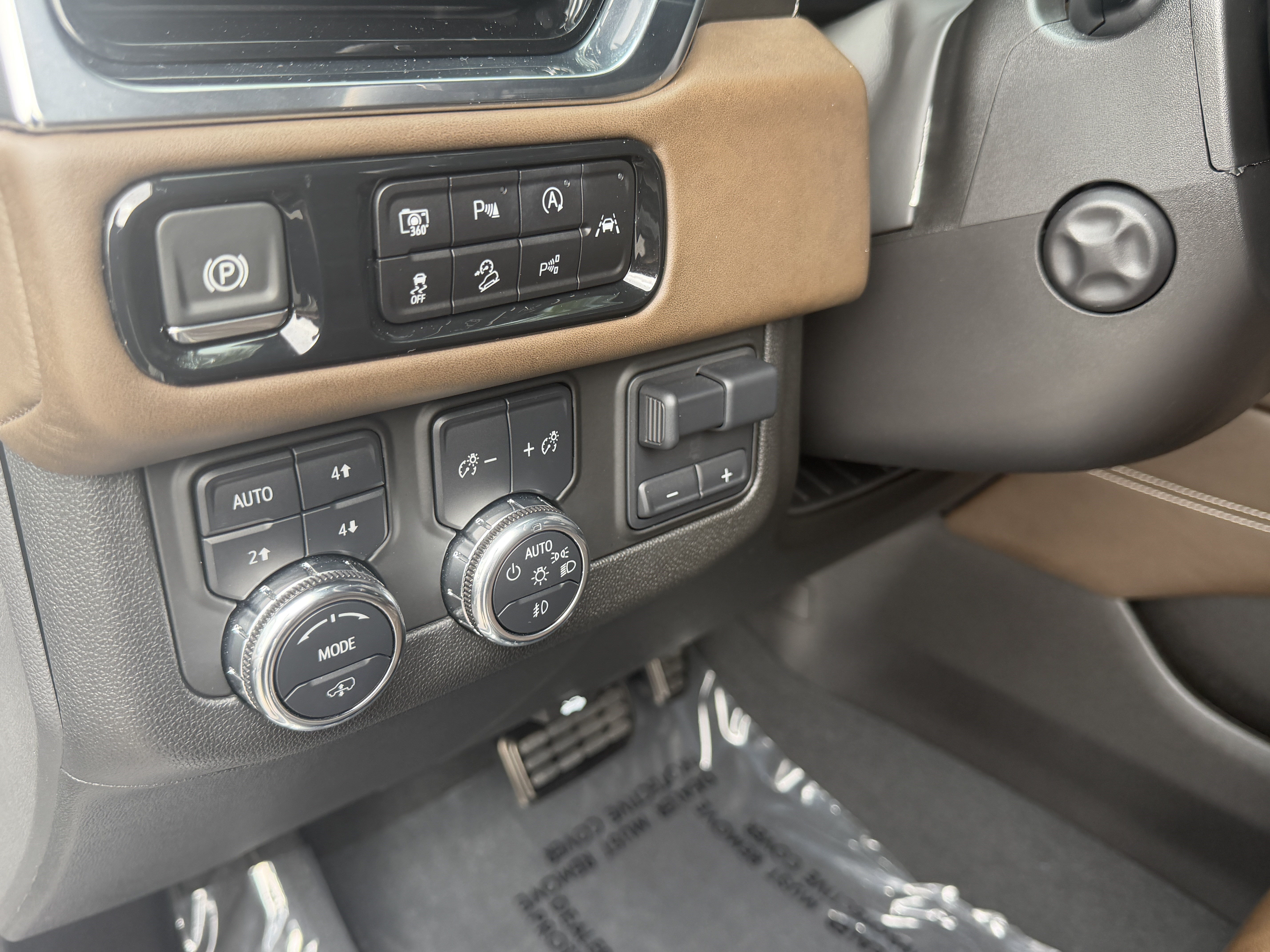 Used 2025 GMC Yukon Denali Ultimate AWD/4WD image 13