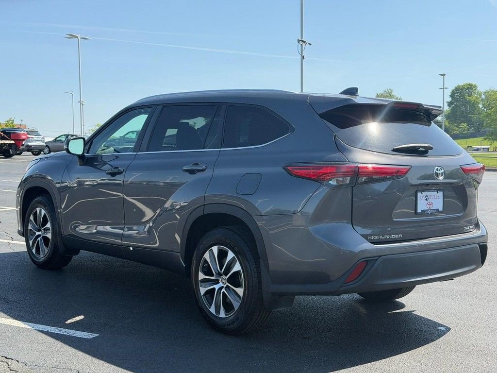 Used 2023 Toyota Highlander XLE AWD/4WD image 8