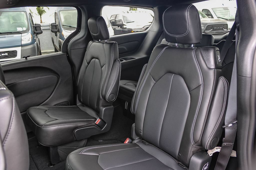 New 2027 Chrysler Pacifica Select FWD image 19