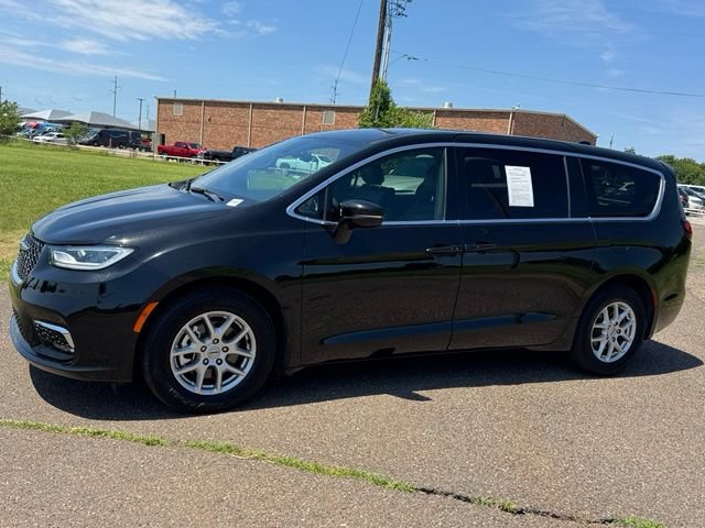 Used 2025 Chrysler Pacifica Select FWD image 3