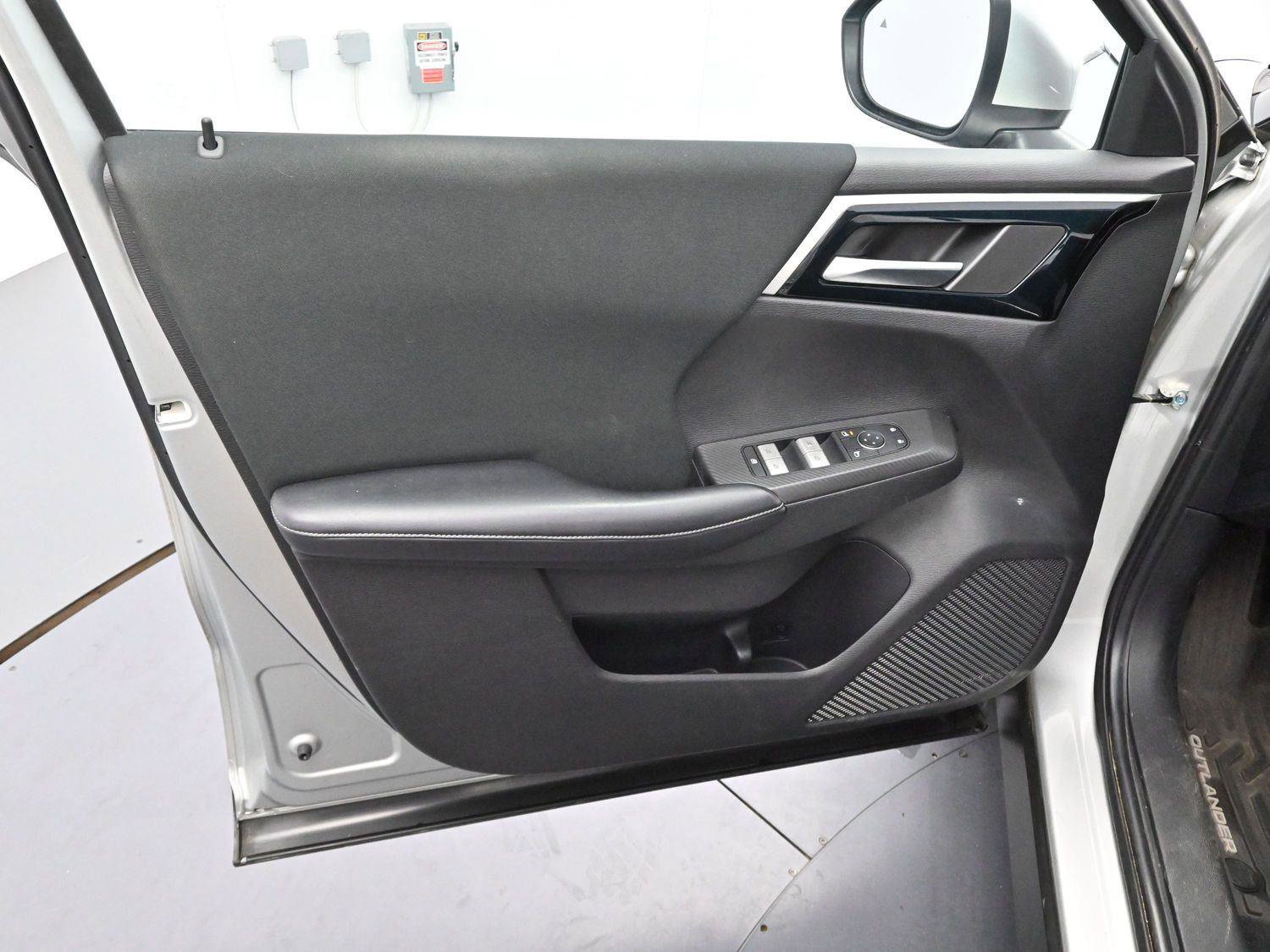Used 2022 Mitsubishi Outlander ES image 9