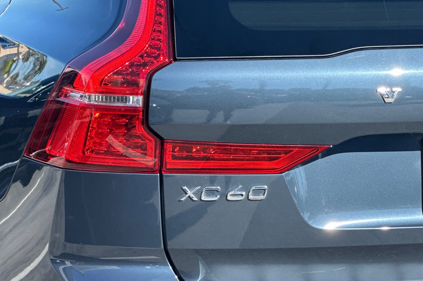 Certified 2023 Volvo XC60 B5 Ultimate w/ Protection Package Premier image 34