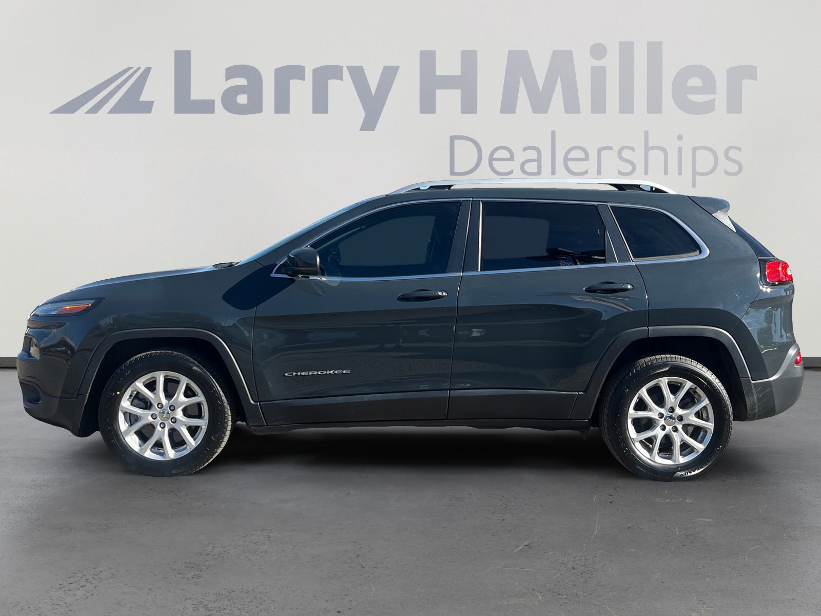 Used 2018 Jeep Cherokee Latitude Plus image 2
