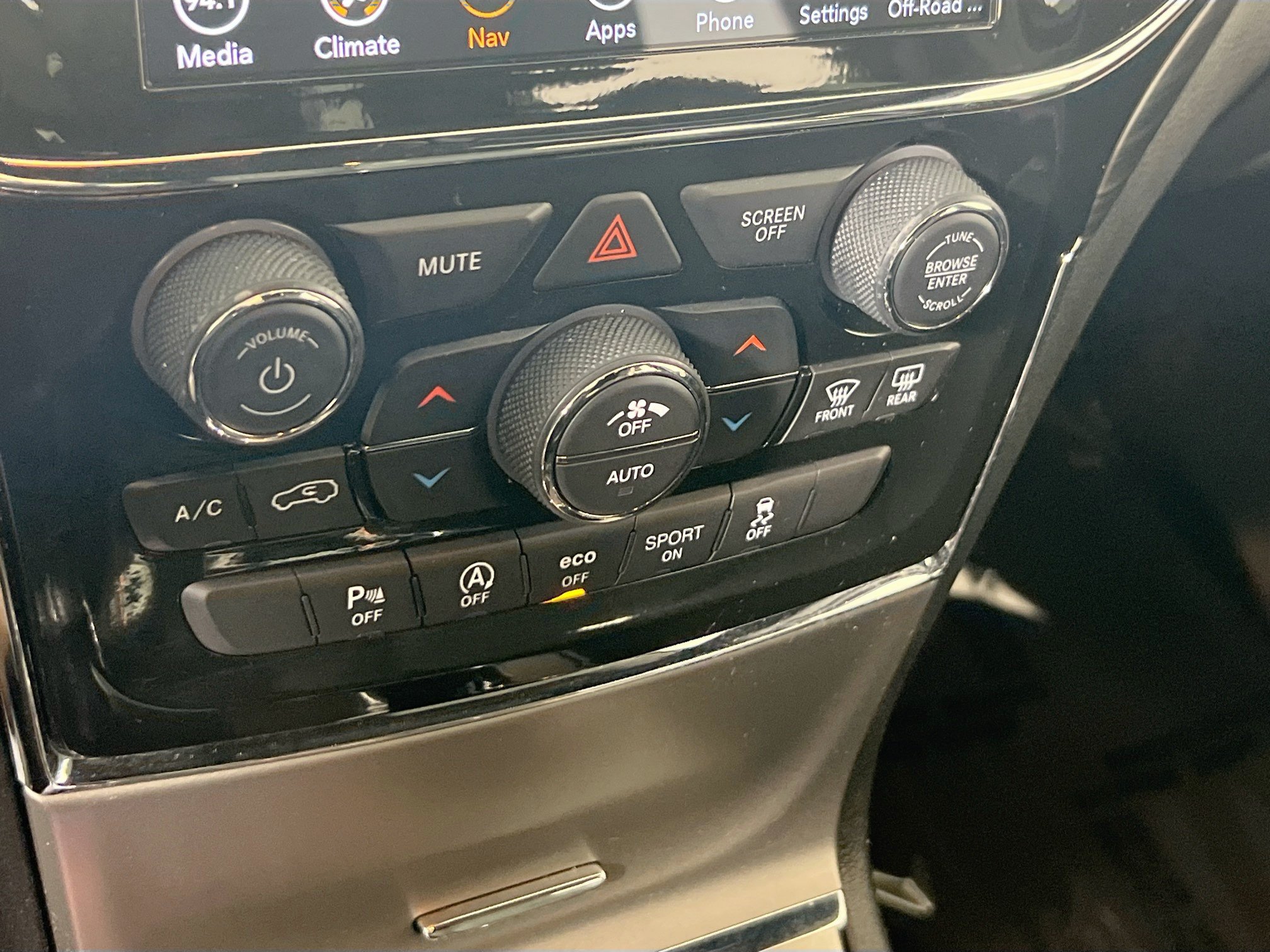 Used 2022 Jeep Grand Cherokee Laredo E AWD/4WD image 16