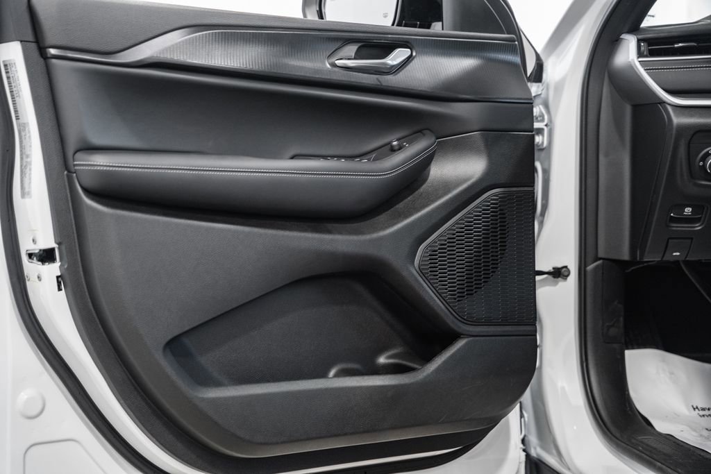 New 2025 Jeep Grand Cherokee Altitude image 34