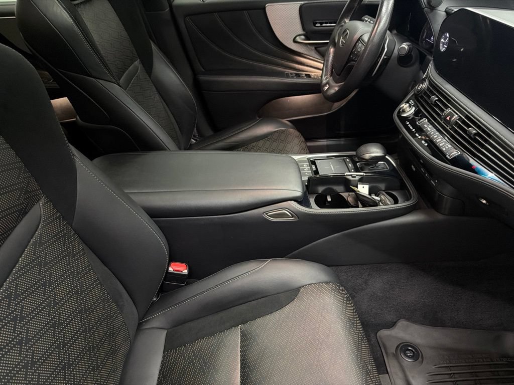Used 2021 Lexus LS 500 F Sport w/ Accessory Package (Z2) RWD image 31