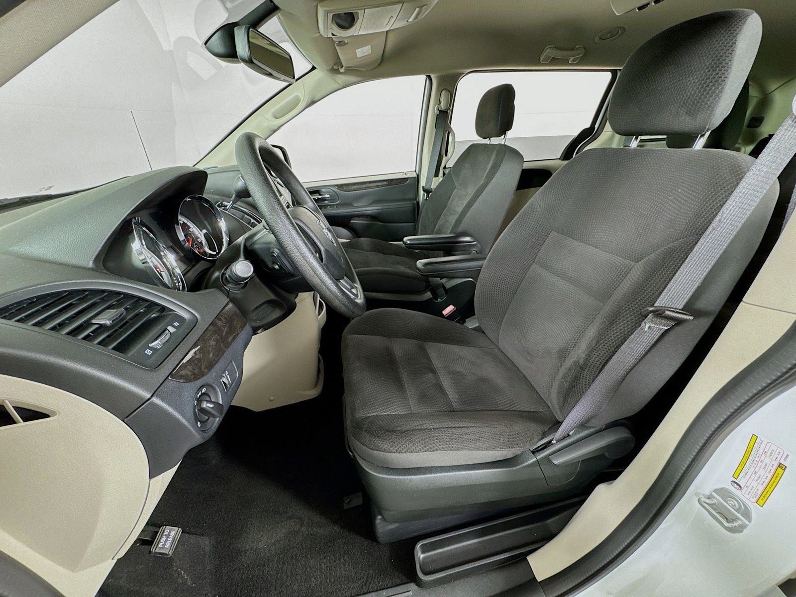 Used 2018 Dodge Grand Caravan SE w/ UConnect Hands-Free Group image 12