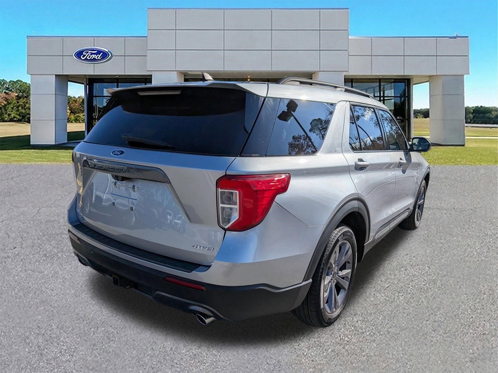 Certified 2022 Ford Explorer XLT w/ Equipment Group 202A image 4