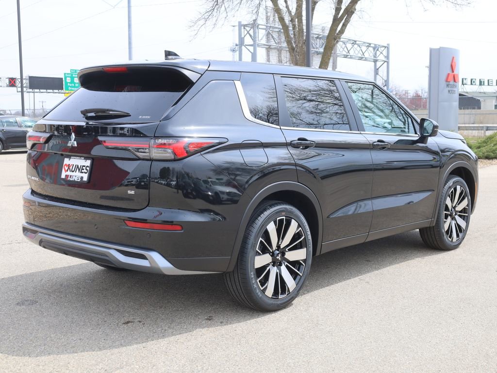 New 2025 Mitsubishi Outlander SE image 10