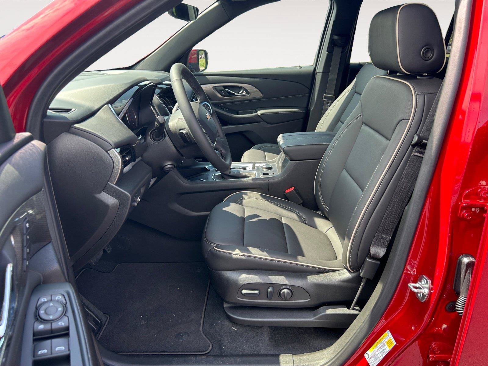 Used 2023 Chevrolet Traverse Premier FWD image 10