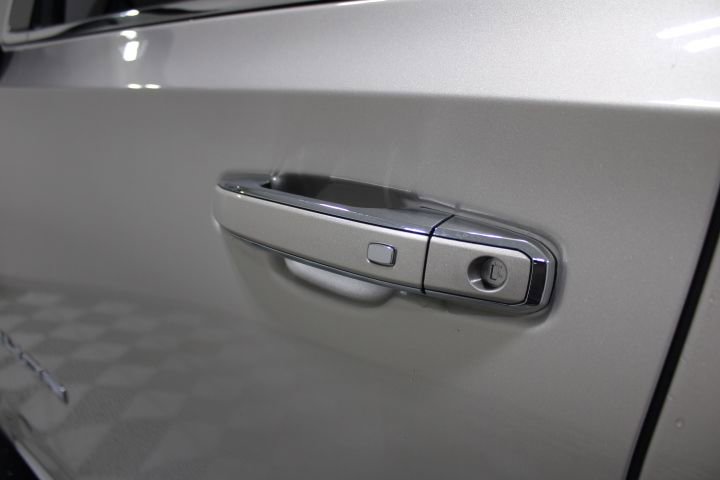 Used 2022 GMC Yukon SLT w/ SLT Premium Package image 18