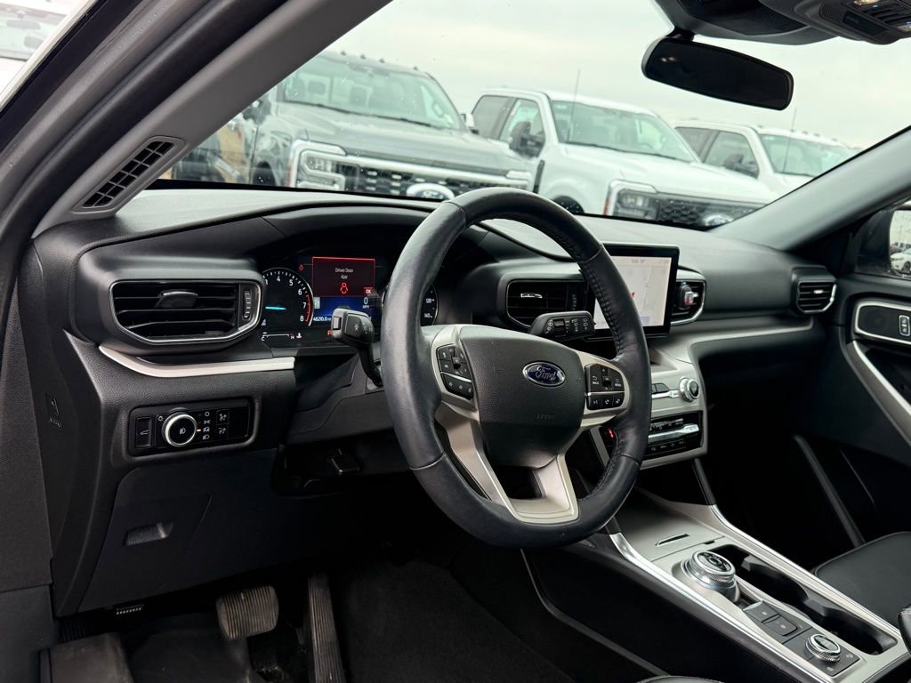 Used 2023 Ford Explorer XLT w/ Equipment Group 202A image 5