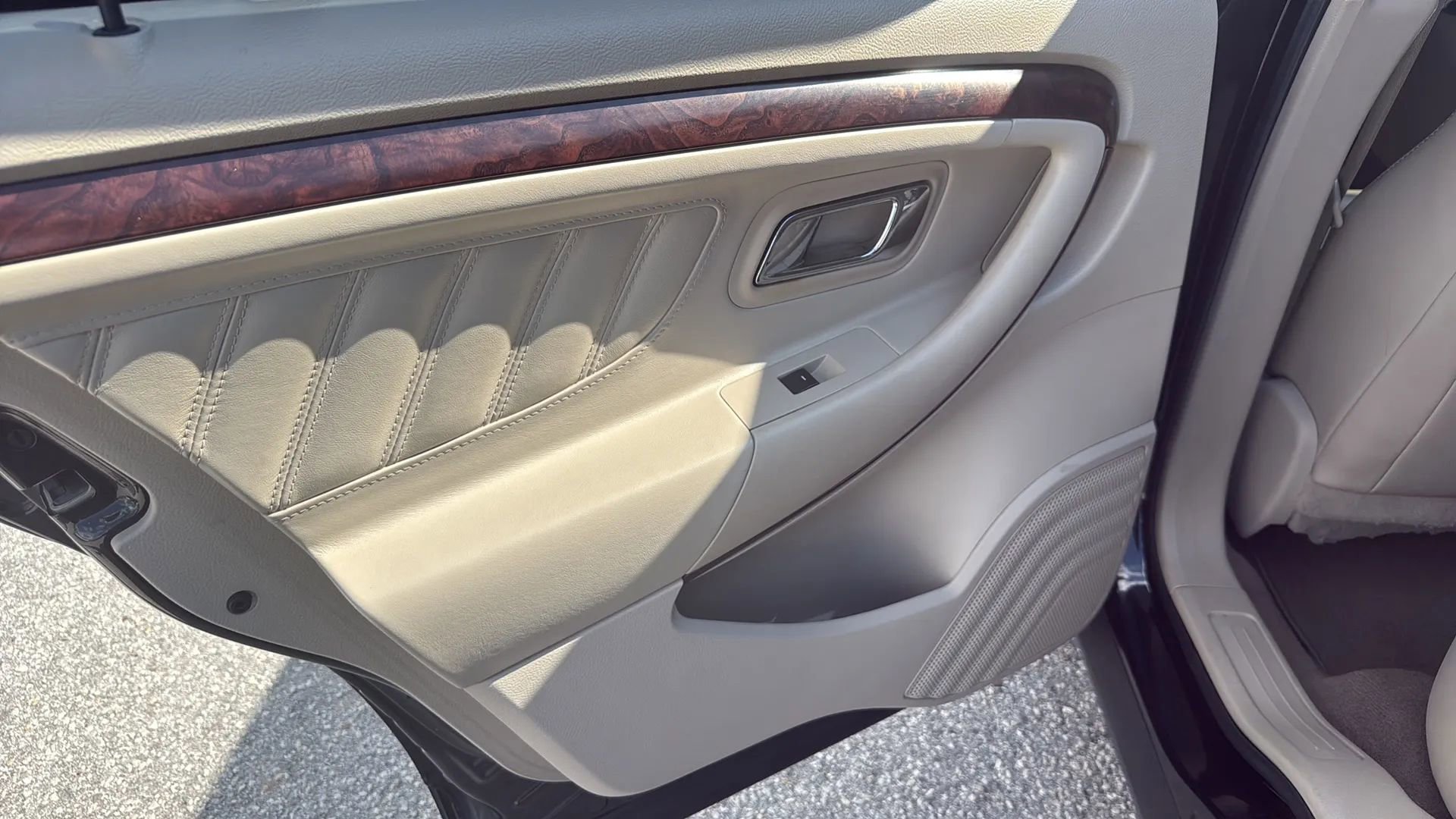 Used 2010 Ford Taurus Limited image 9