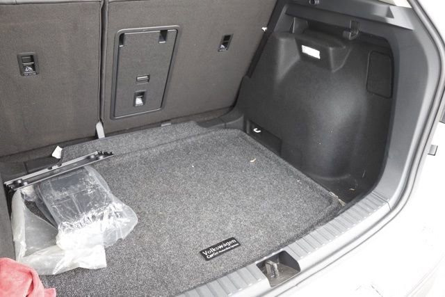 Used 2025 Volkswagen Taos SE w/ Black Wheel Package image 7