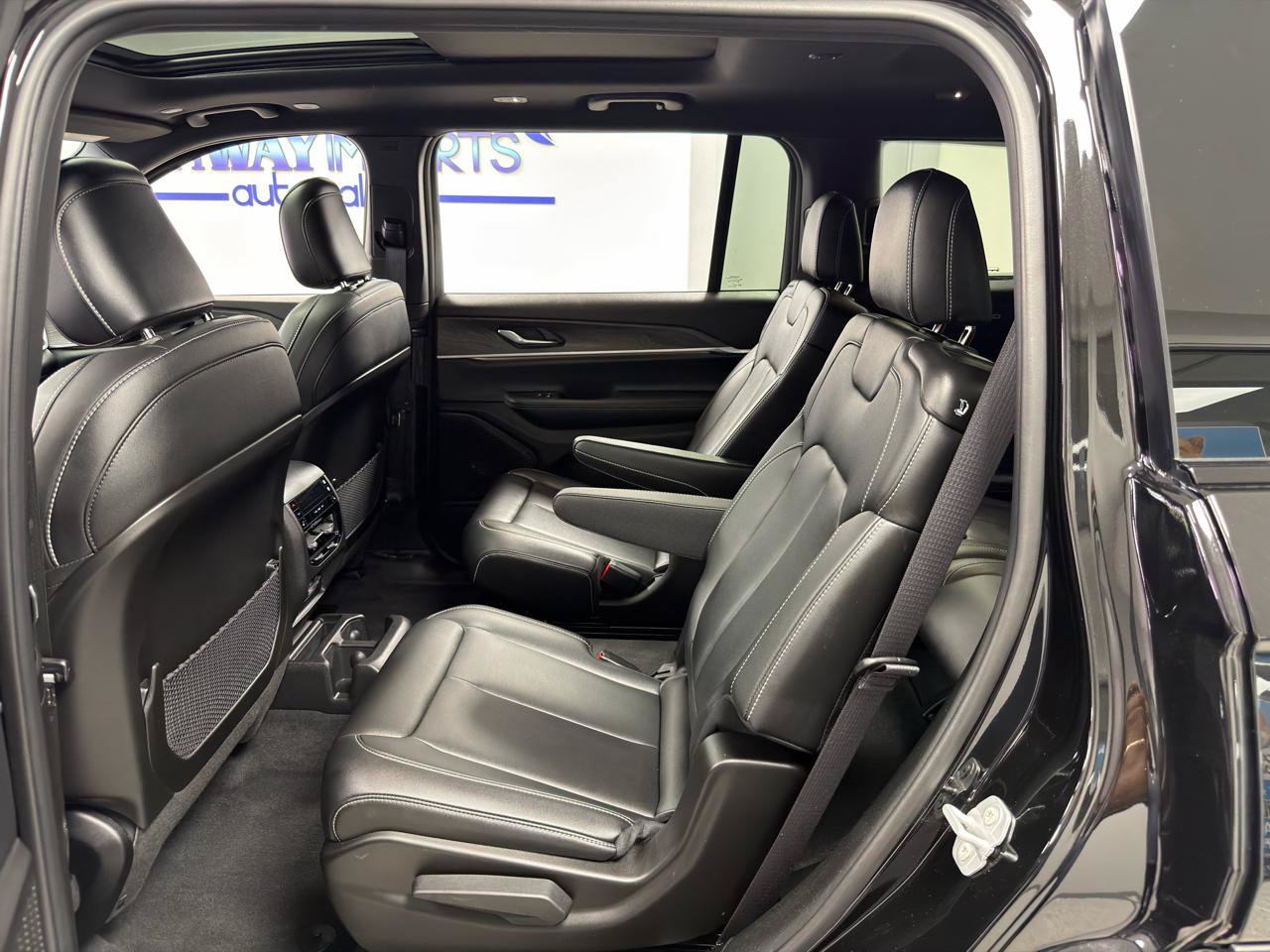Used 2025 Jeep Grand Cherokee L Limited w/ Black Appearance Package AWD/4WD image 31