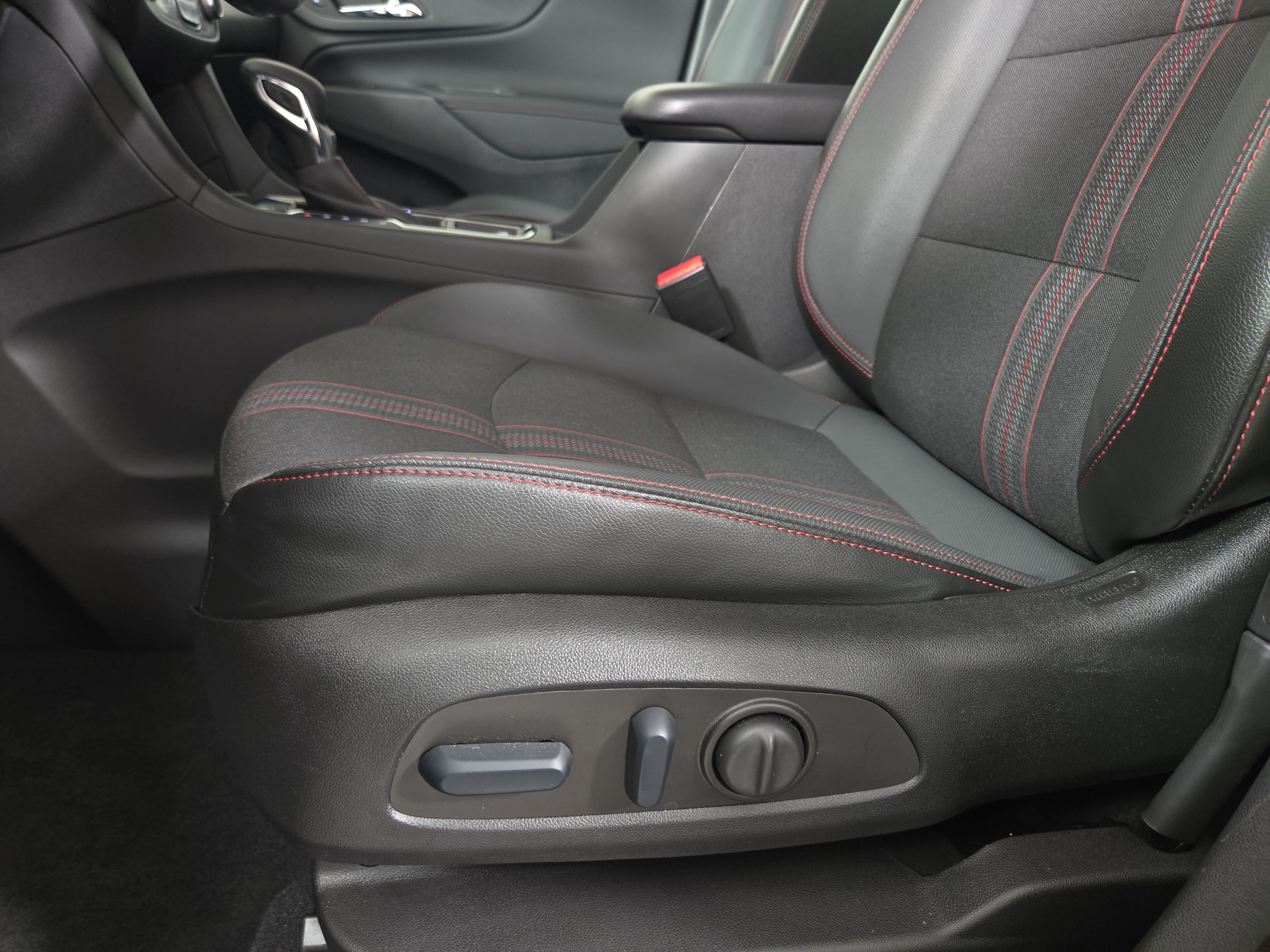 Certified 2023 Chevrolet Equinox RS FWD image 29