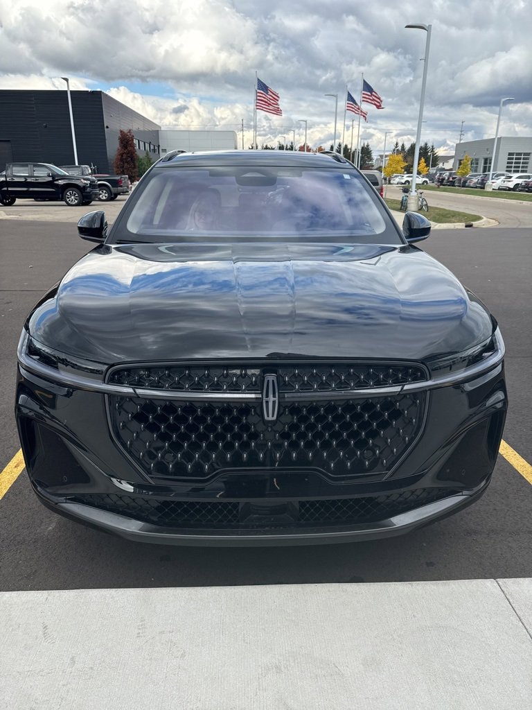 Used 2025 Lincoln Nautilus Reserve image 2