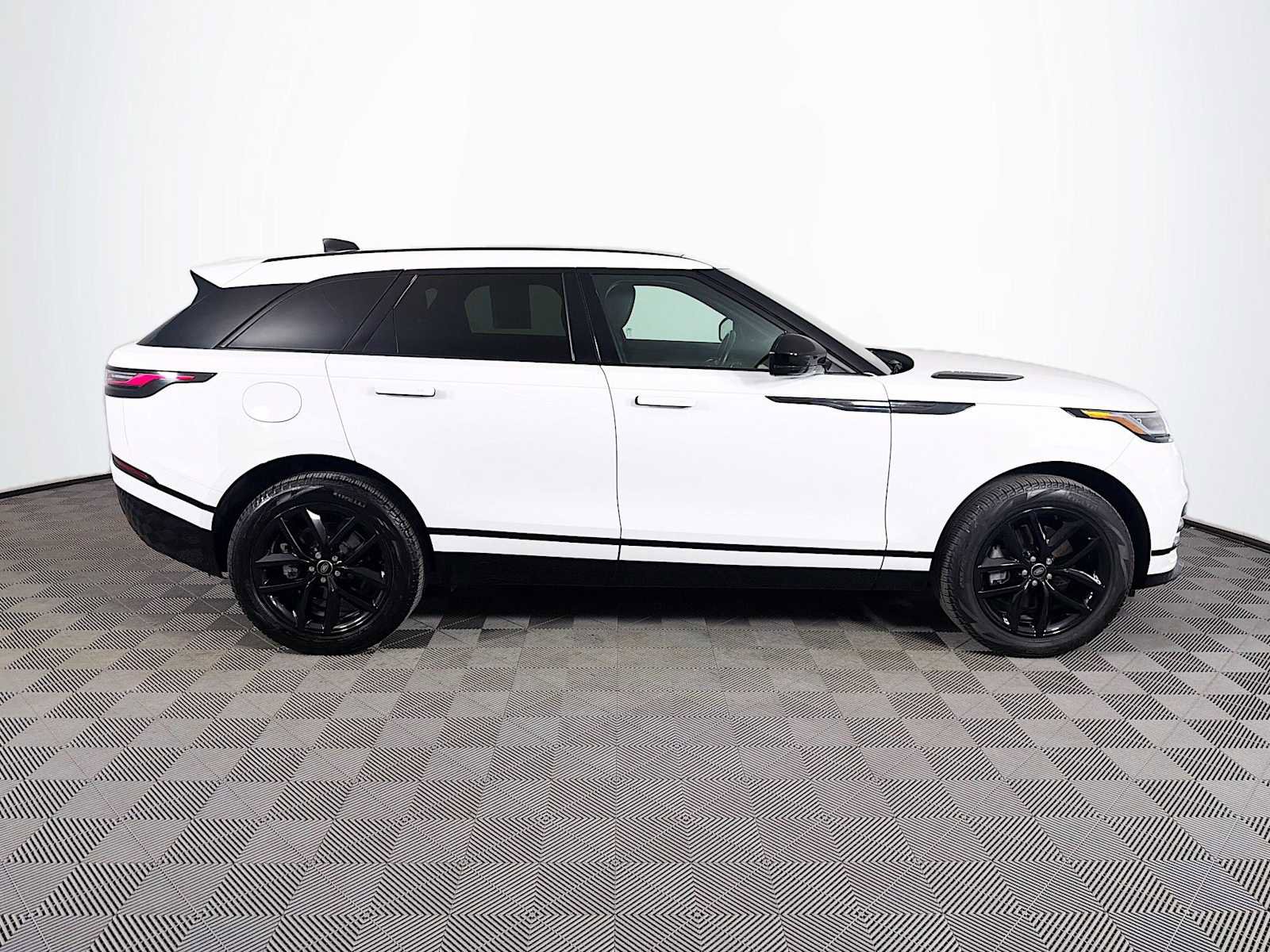 Certified 2025 Land Rover Range Rover Velar Dynamic SE image 4