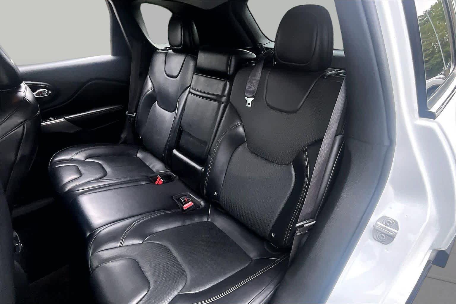 Used 2019 Jeep Cherokee Limited w/ Technology Group FWD image 19