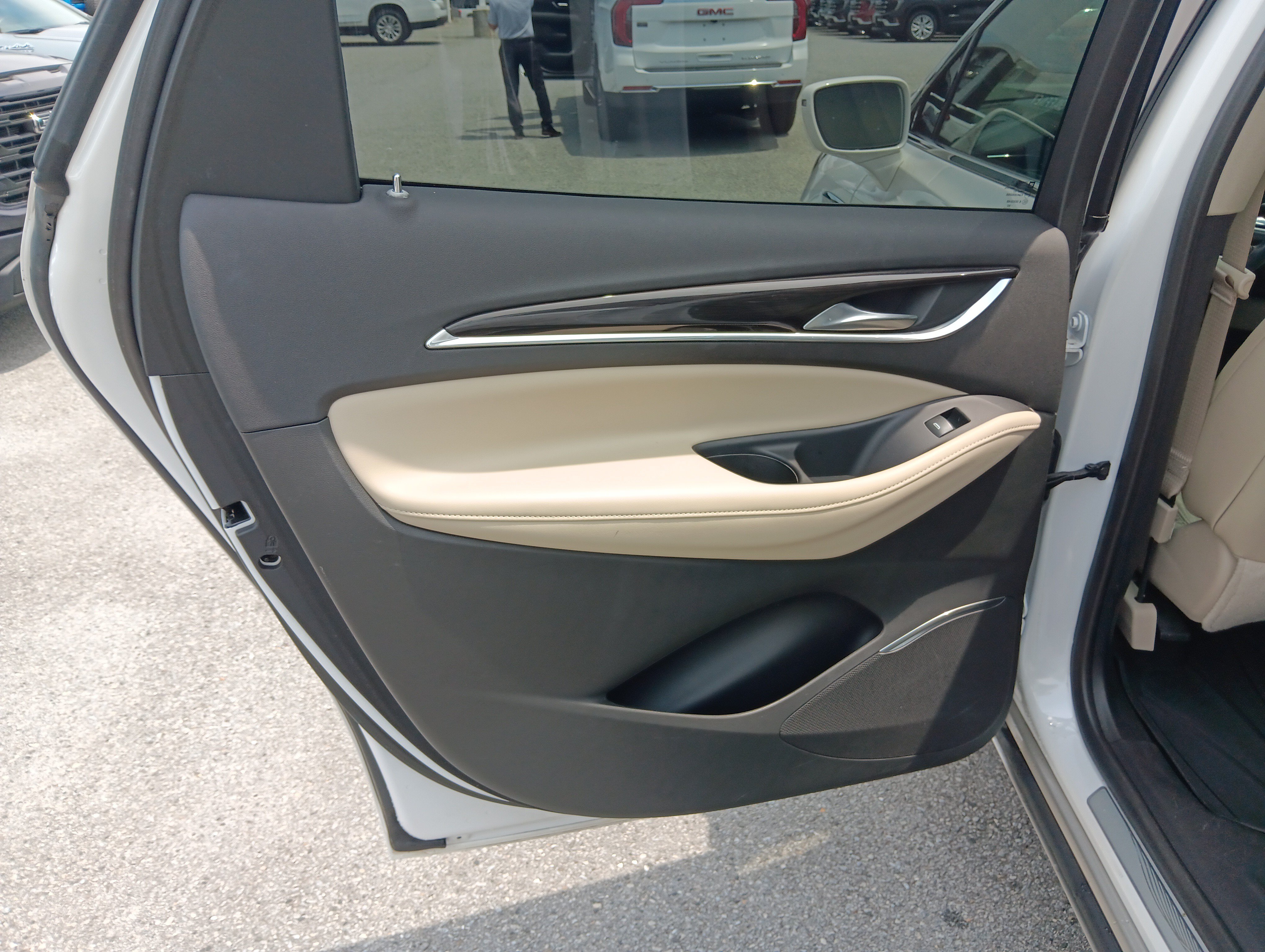 Used 2020 Buick Enclave Essence w/ Sound and Sites Package FWD image 17