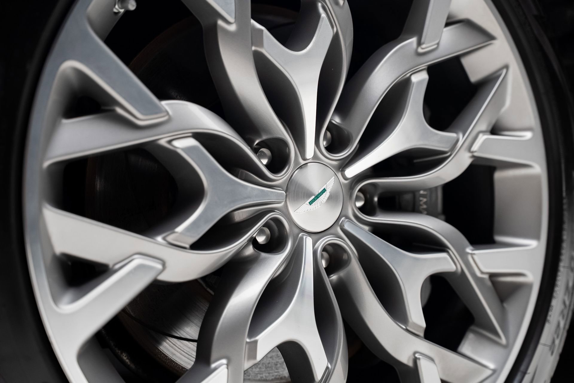 Used 2021 Aston Martin DBX AWD/4WD image 22