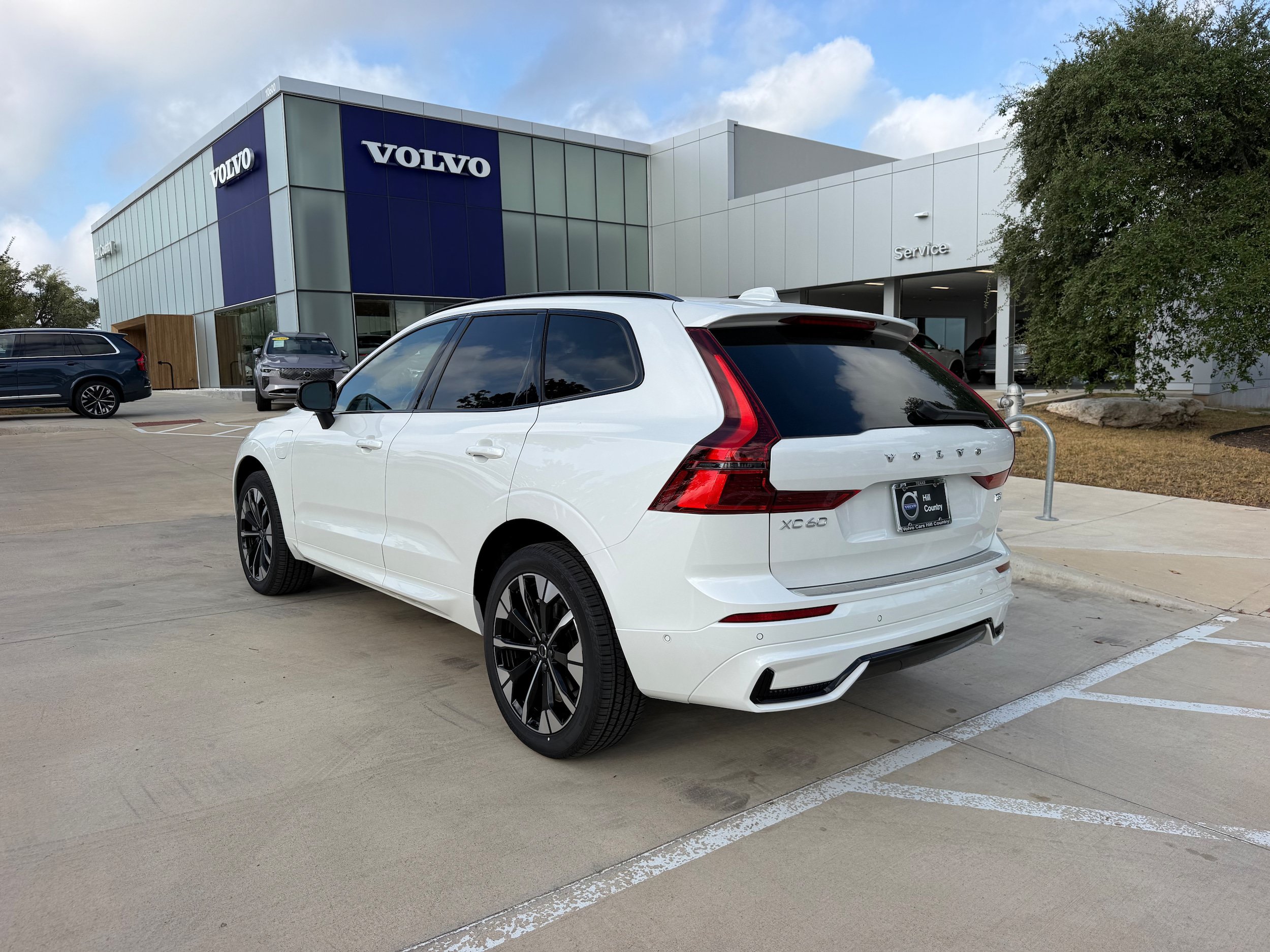 Certified 2026 Volvo XC60 T8 Plus AWD/4WD image 4