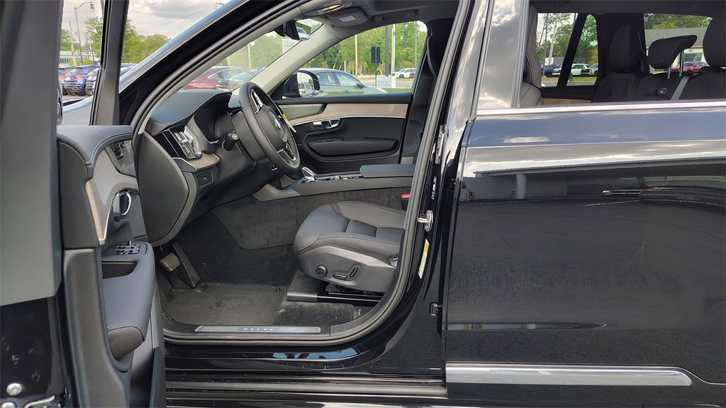 New 2026 Volvo XC90 B6 Plus w/ Protection Package Premier image 7